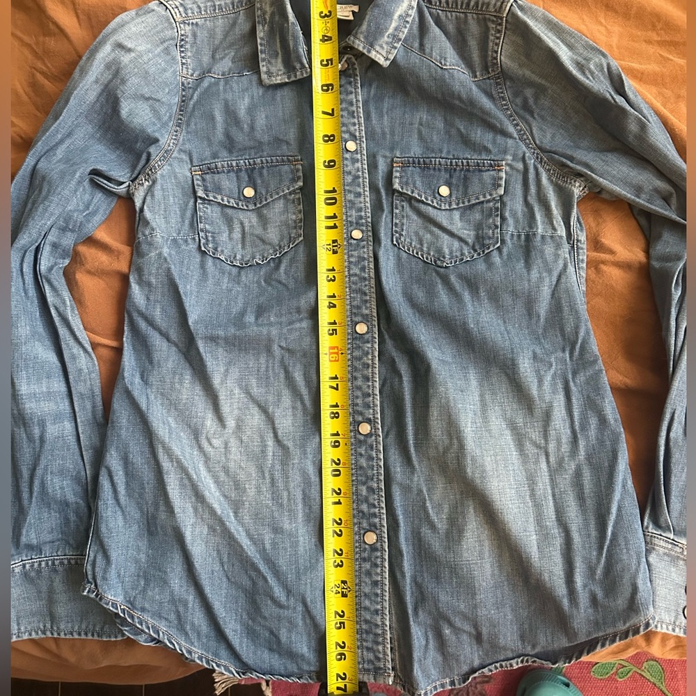Women’s J. crew Blue Denim Shirt - Picture 3 of 3